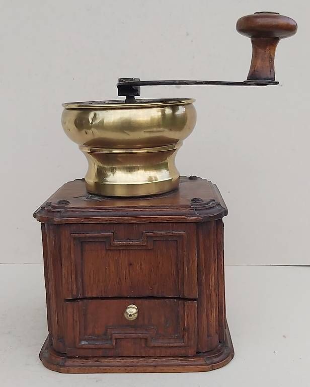 Macchine per caffè & Macchine per espresso: Super seltene Kaffeemühle um 1800 Eiche geschnitzt – Usato da Frasnacht venduto da Carawill