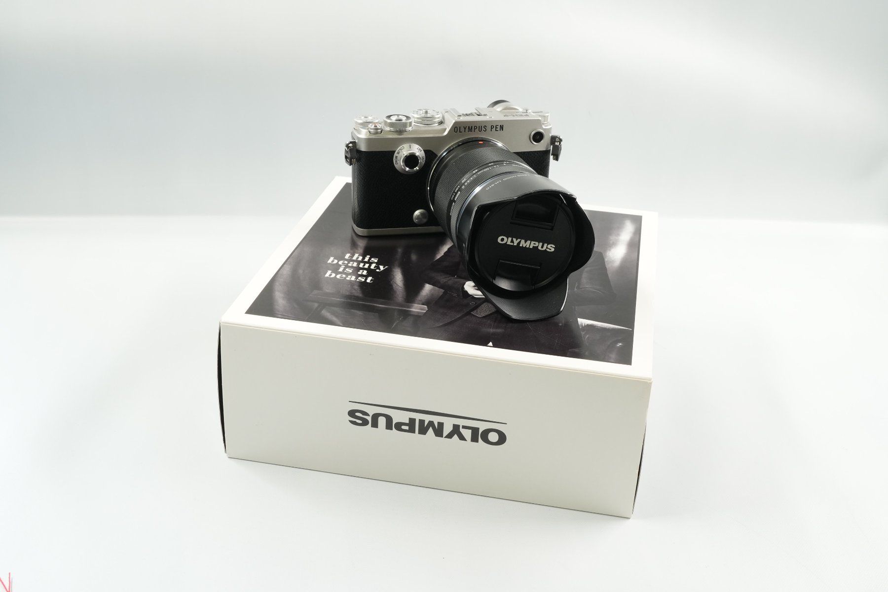 Olympus Fotocamera: Olympus PEN-F Kamera mit Objektiv 14-150mm – Usato da Galgenen venduto da Fmg 6
