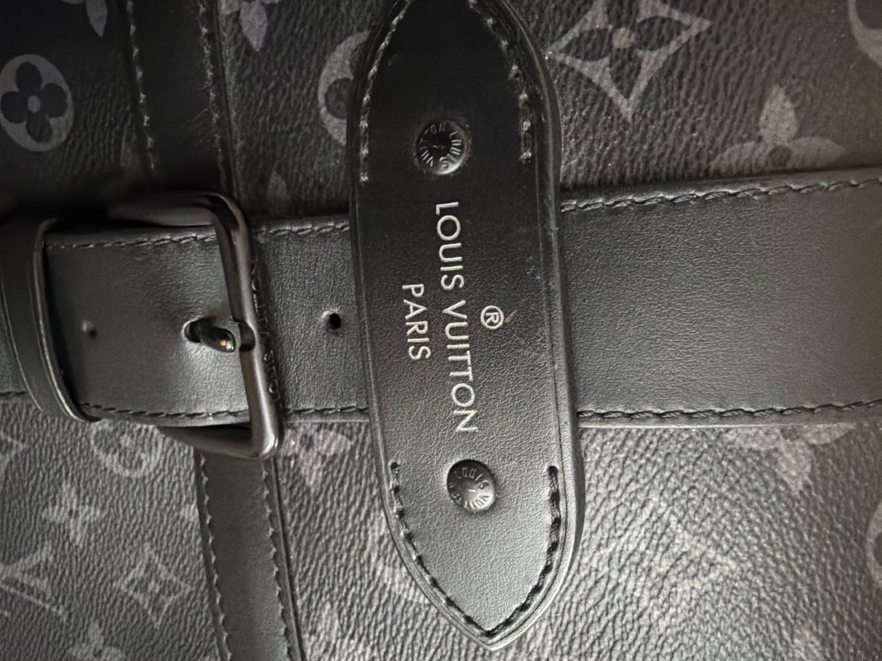 Louis Vuitton Zaini: Louis Vuitton Saumur Backpack Monogram Eclipse guter Zustand – Usato da Küssnacht am Rigi venduto da jul_lq8x 6