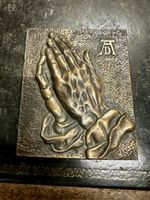 Icône religieuse, bronze, mains jointe en prière.