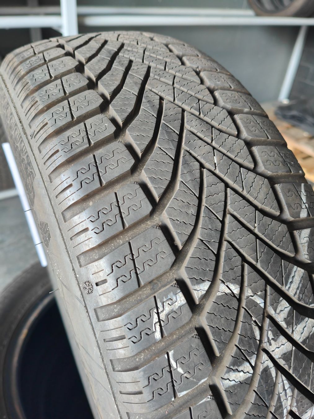 Pneus & Kompletträder: Winterreifen 205/55 R16 – Gebraucht aus Oberengstringen von Reifen-Lagerverkauf 4