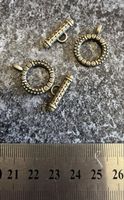 Lot mit 2 Toggle-Verschlüssen in antik bronze (Ring + Stab).