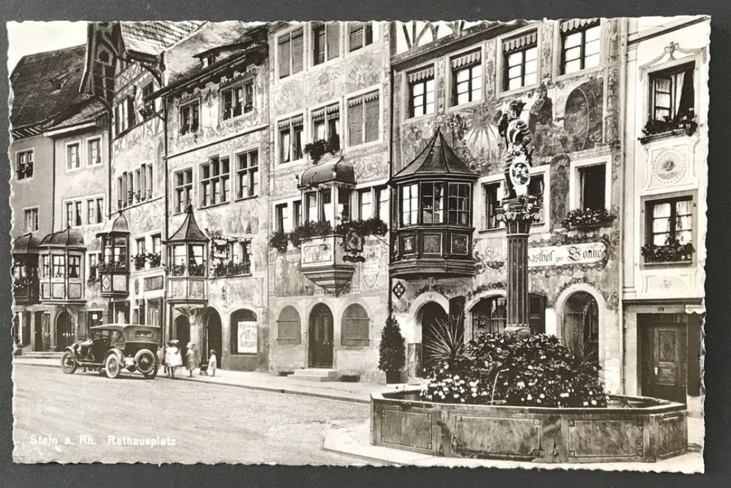 Cartoline postali: Ansichtskarte STEIN A.RH. RATHAUSPLATZ mit altem Auto – Usato da Aadorf venduto da Greg19