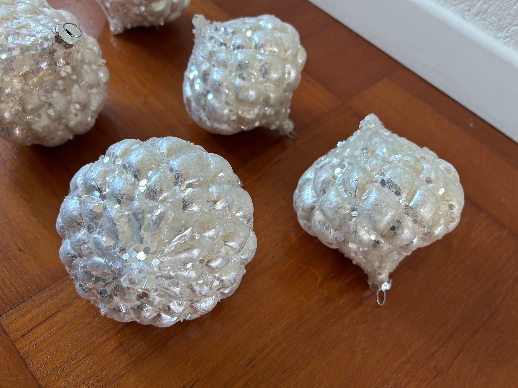 Alle Dekorationen: 5 Weihnachtskugeln - Christbaumschmuck - silbern Pailletten – Gebraucht aus Riniken von KreativImKopf 4