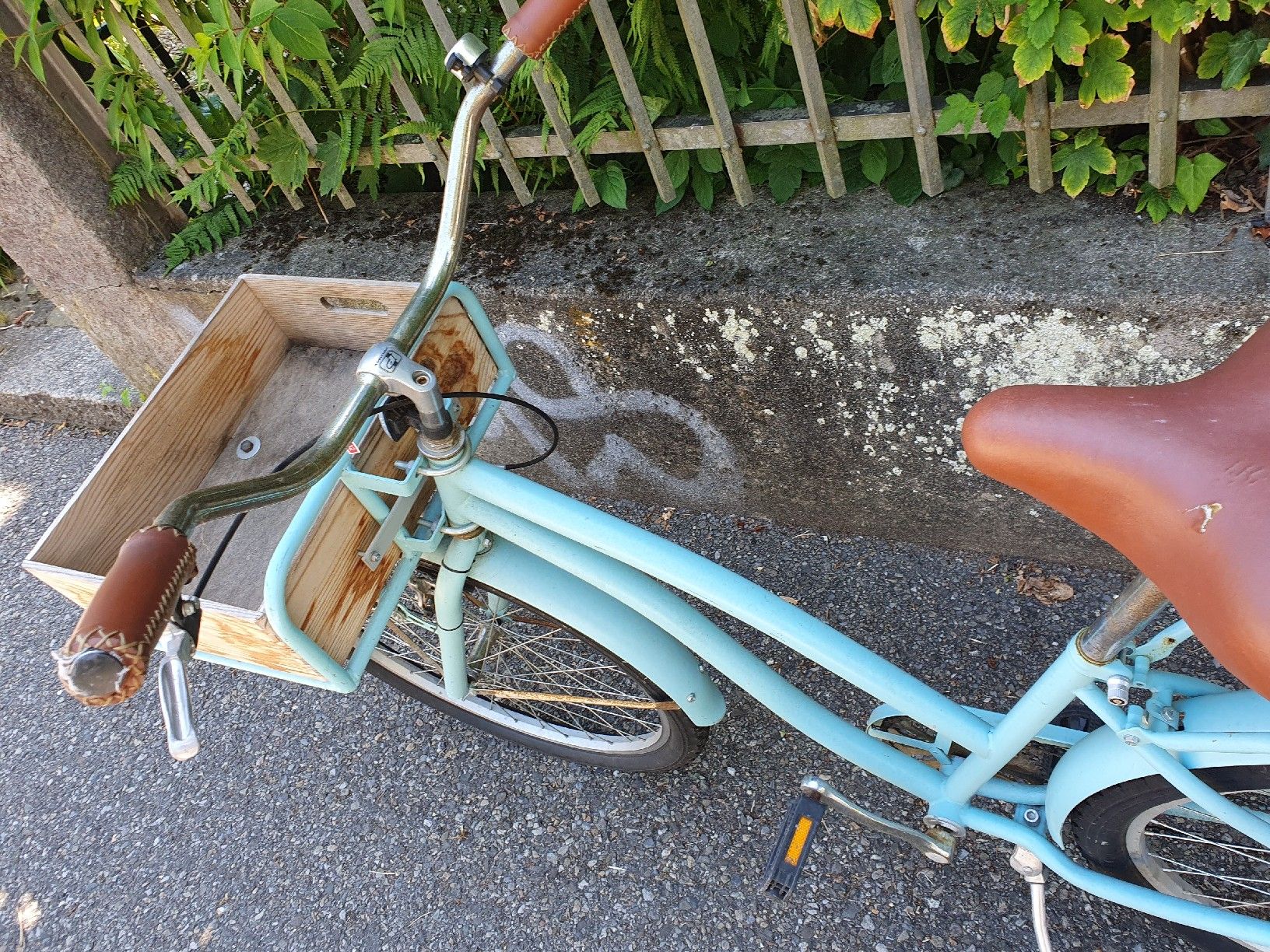 Vélos: Damenvelo hellblau mit Transportkiste – D'occasion à Burgdorf par mentalshopCH 7