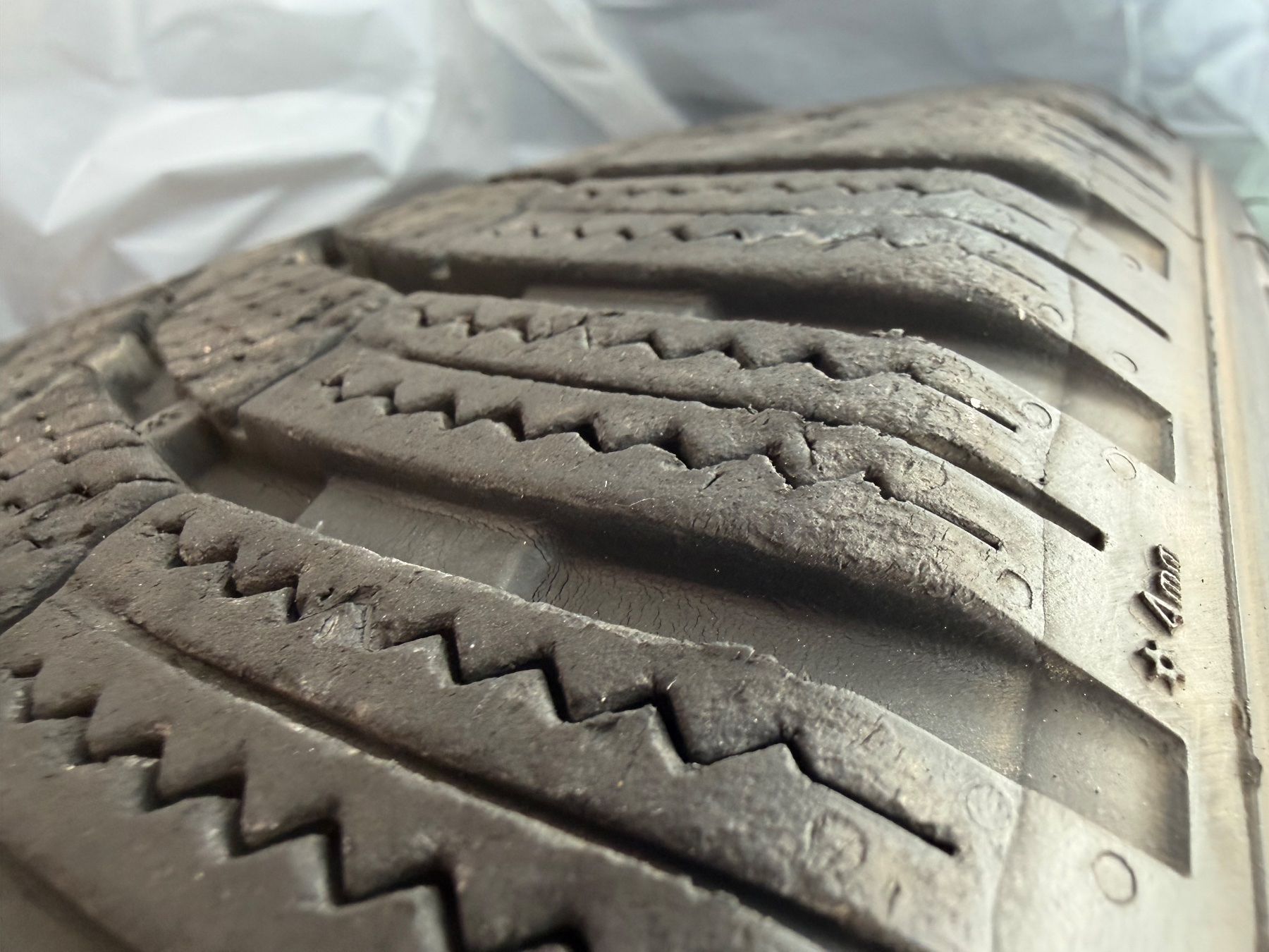 Bridgestone Pneumatici & Ruote complete: Bridgestone Blizzak 255/40R20 101V, 4mm – Usato da Zürich venduto da L_K_F 4