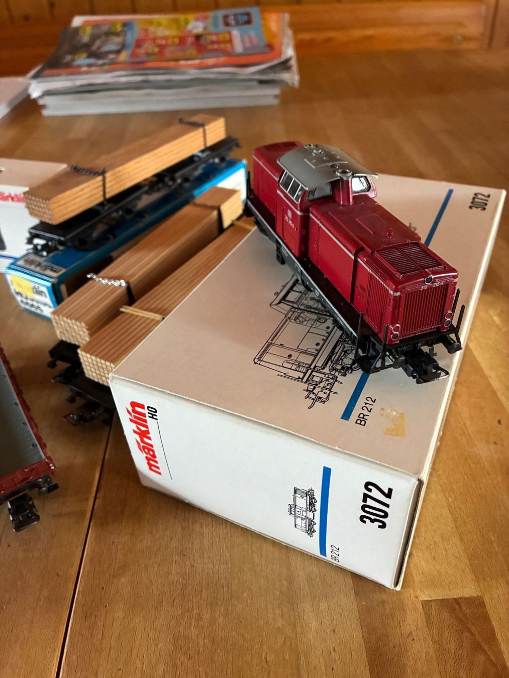 Märklin Modelleisenbahnen: Märklin - 2 Loks mit Güterwagen. u – Gebraucht aus Reigoldswil von Frog40 5