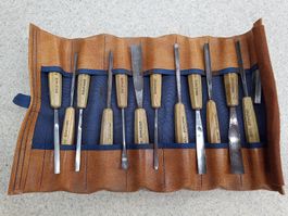 Schnitzwerkzeuge von Pfeil mit Leder Etui / Stechbeitel