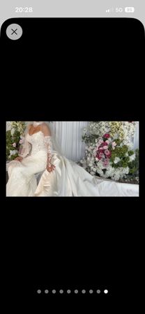 Luxuriöses Brautkleid mit edlem Überrock