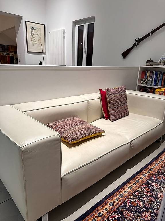Sofas: Leather Sofa Couch – D'occasion à Grens par iti_bk5f