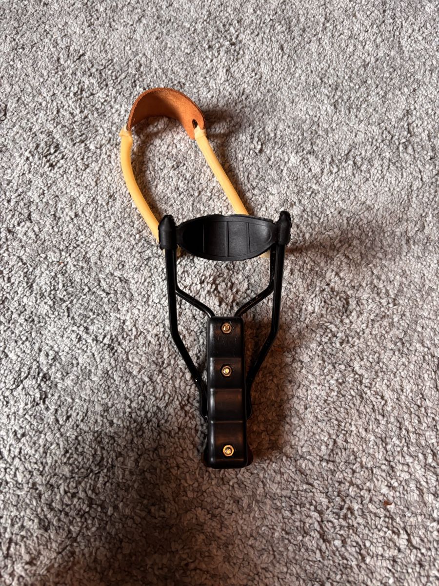 Giocattoli: Professional Slingshot Black Leather Pouch used condition  – Usato da Ascona venduto da ElfieLove 2
