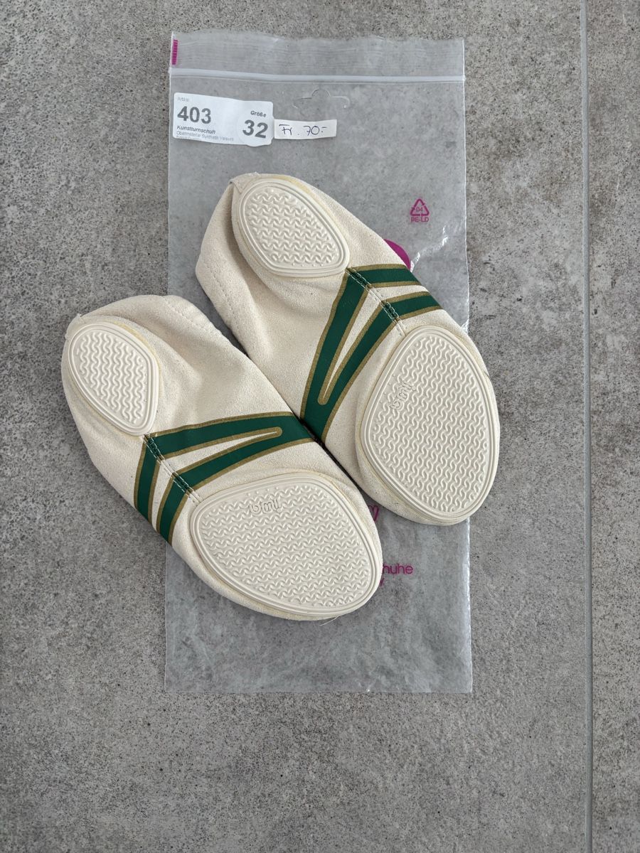 Schuhe für Mädchen: iwa Geräteturnschuhe – Gebraucht aus Hauptwil von Hannes76 1