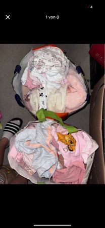 Diverse Babykleider, Windeln, Flaschen, Nachtlichter, Decken
