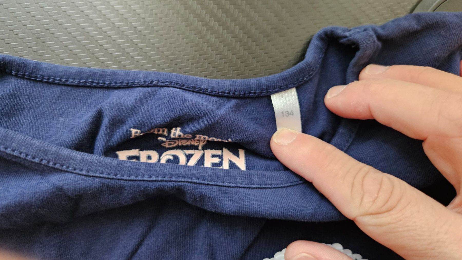 C&A Maglioni & Felpe: Langarmshirt Frozen, Gr. 134 – Usato da Escholzmatt venduto da _die_Kaempferin 3