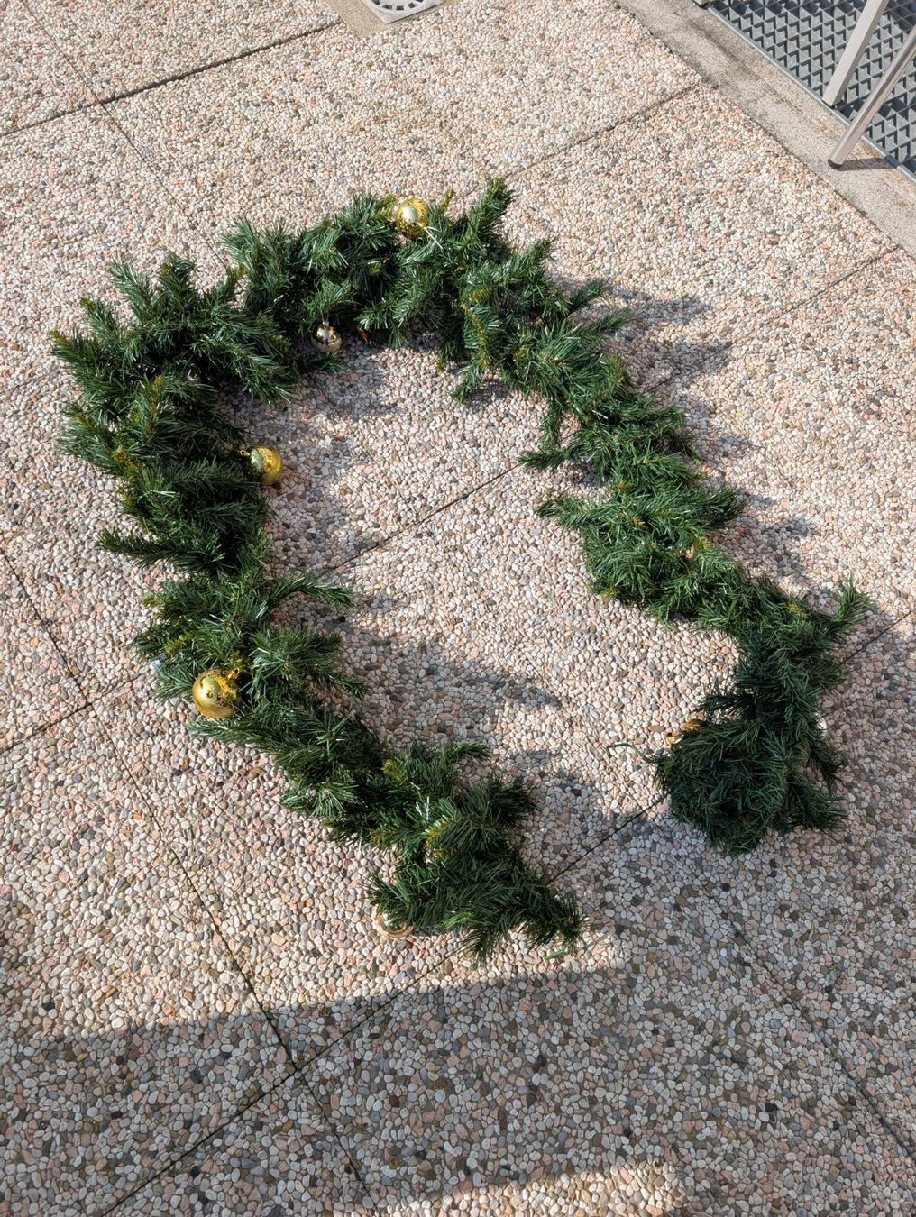 Alle Dekorationen: Weihnachts-Girlande mit gratis Kugeln - lang 2,5 m – Gebraucht aus Cugnasco von tizianaq 4