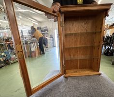 Wandvitrine aus Holz mit Glastüren 