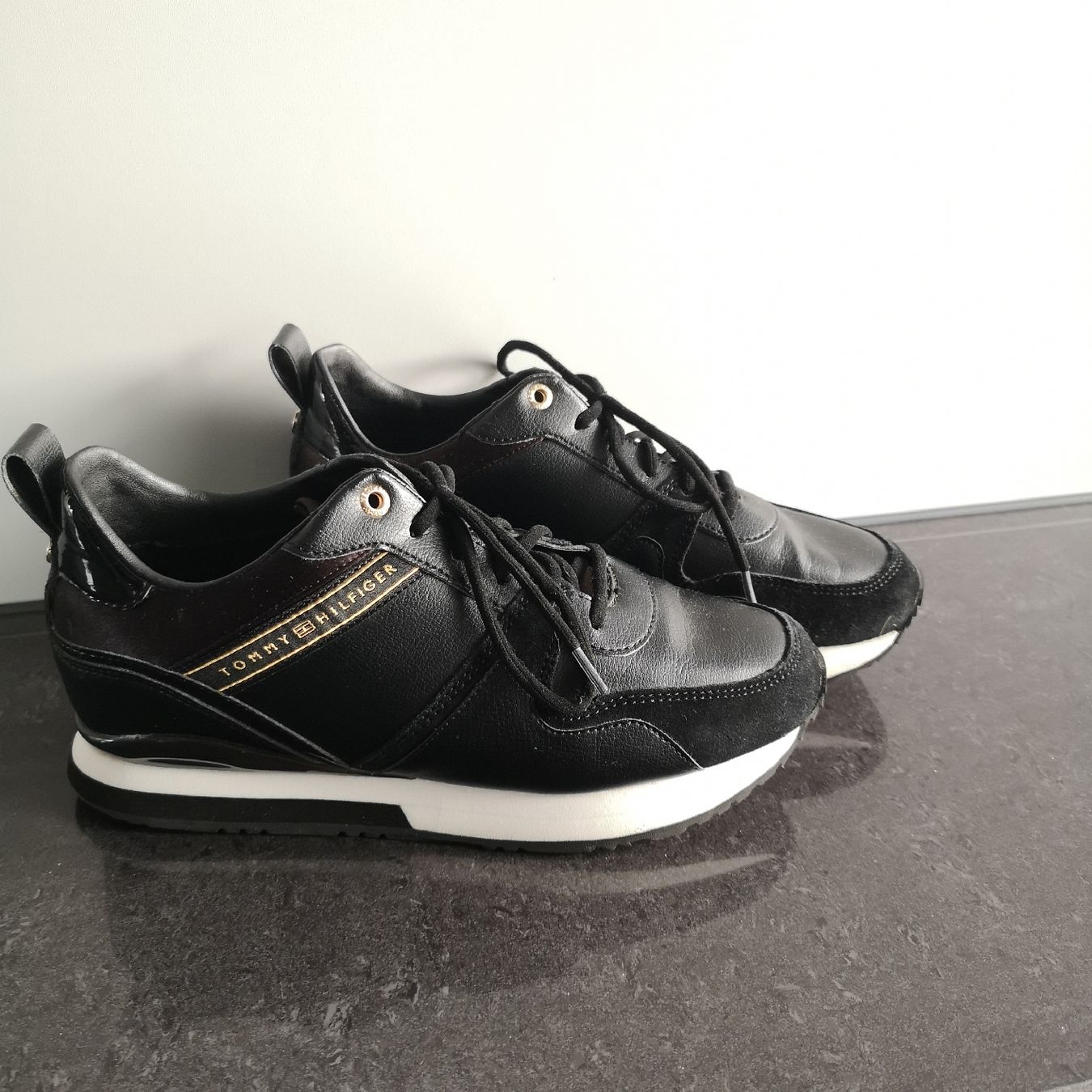 Tommy Hilfiger Damenschuhe: TOMMY HILFIGER Sneakers Gr. 40 – Gebraucht aus Baar von caflemma