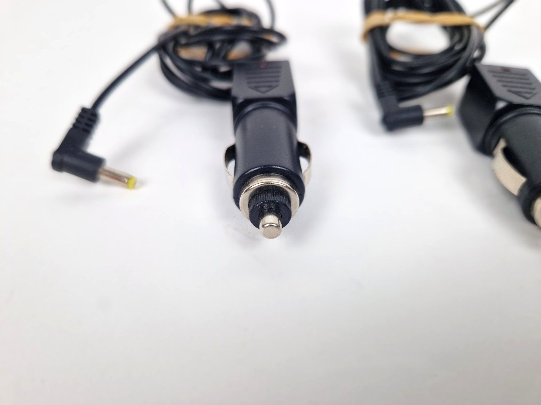 Cavi: 2 x 12V-KFZ-Ladekabel mit DC-Hohlstecker – Usato da Basel venduto da Restwert_Basel 2