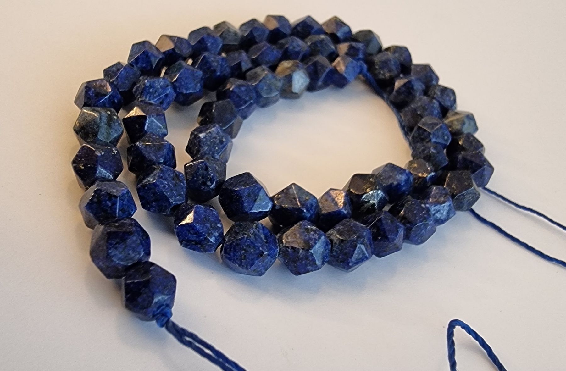 Minerali & Pietre curative: Lapislazuli 6mm. facettiert Strang – Nuovo e nell'imballaggio originale da Menziken venduto da Mirager 2