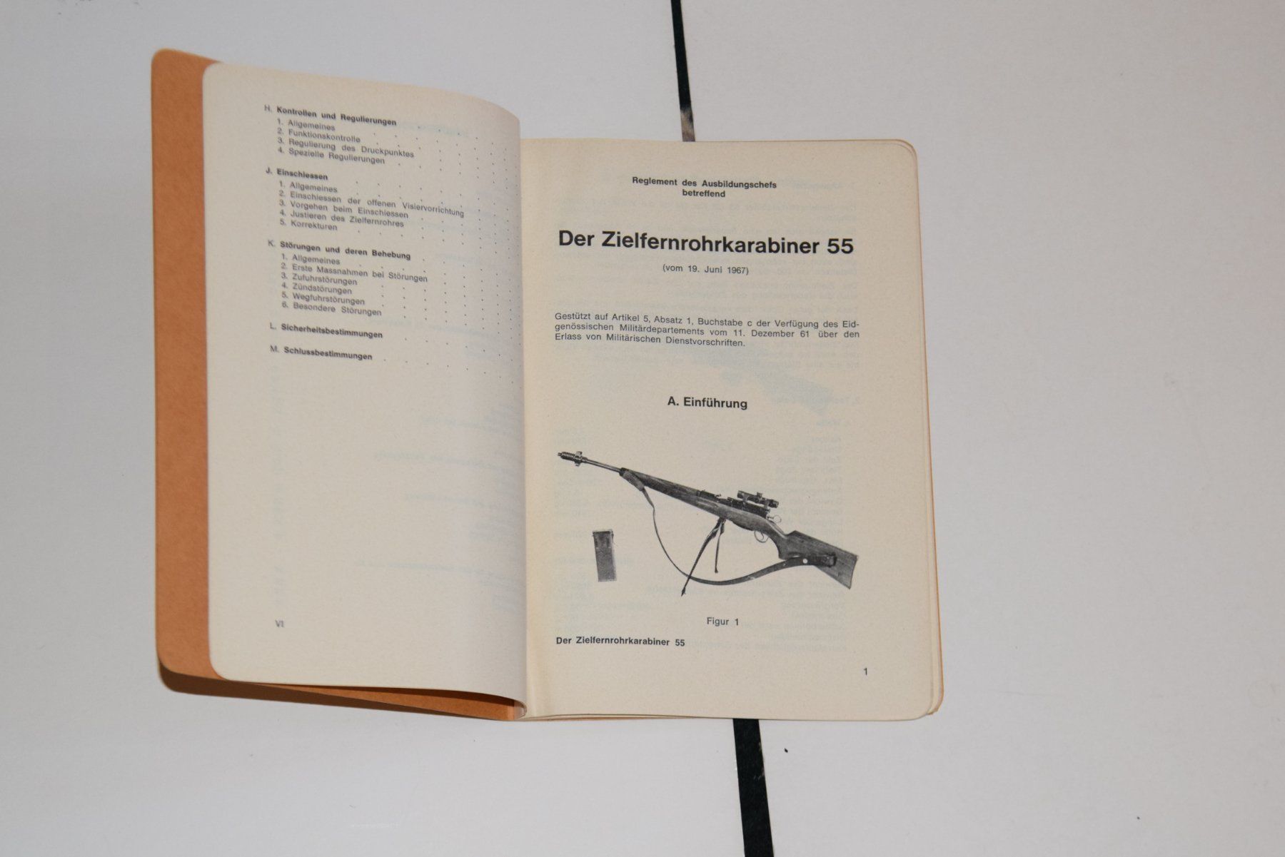 Livres: Uniformen – D'occasion à Weiningen ZH par Gubristtunnel 2