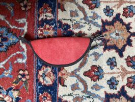 Kleiner Roter Leder Anhänger für die Tasche mit Reissverschl