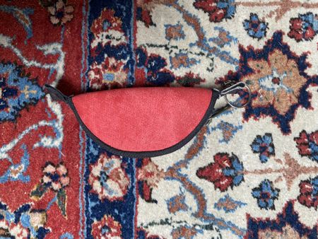 Kleiner Roter Leder Anhänger für die Tasche mit Reissverschl
