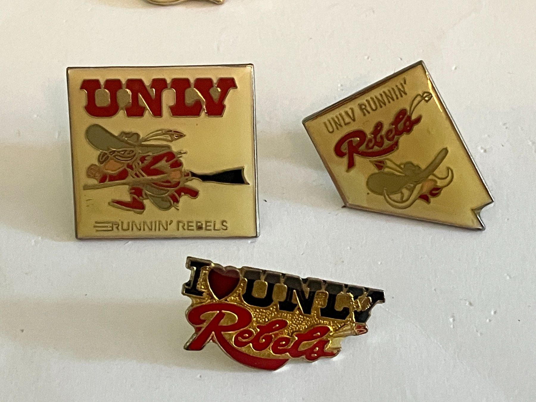 Plaketten & Abzeichen: 3 Pin Unlv Runnin' Rebels – Gebraucht aus Basel von djwwpp