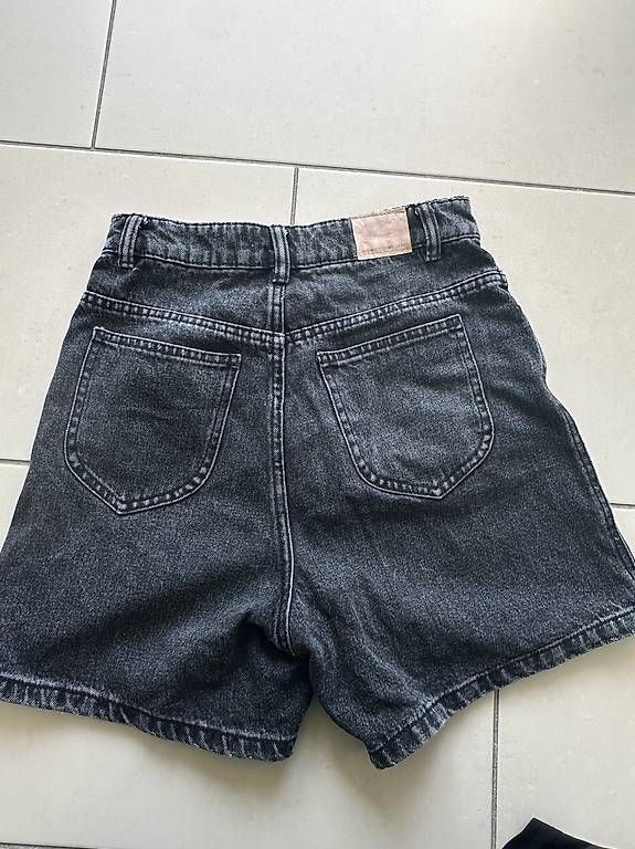 Jeans: Schwarze Jeans Short, Grösse 34  – Usato da Kehrsatz venduto da aik_w2jm 1