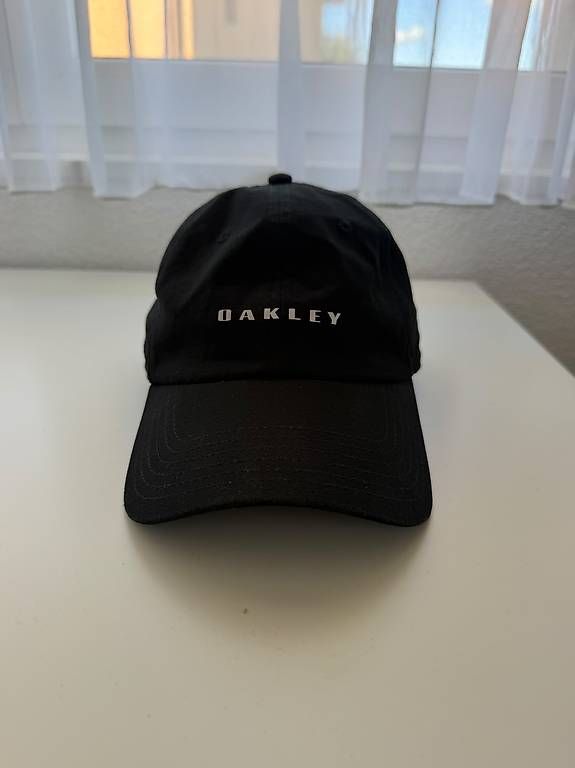 Hüte, Mützen & Caps: SCHWARZE OAKLEY BASEBALL-CAP – Neu und originalverpackt aus Niederhelfenschwil von Mileko