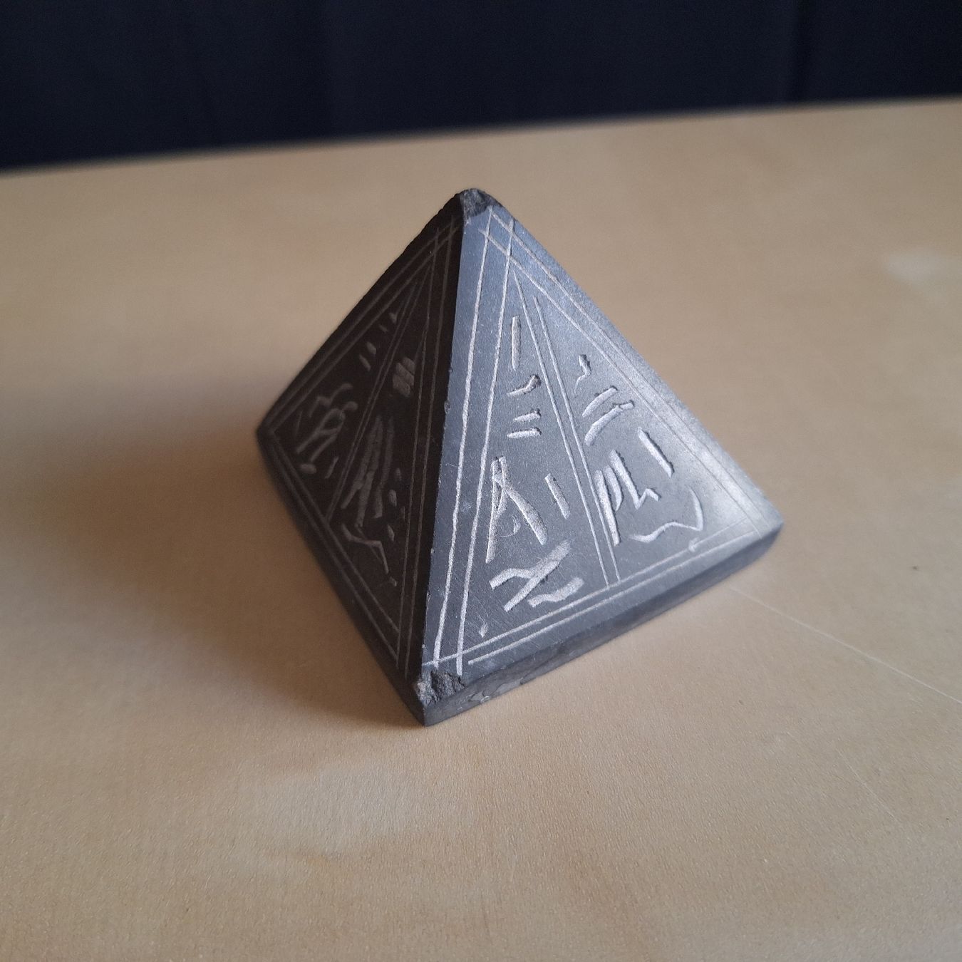 Tutte le decorazioni: Versand möglich! Deko Stein Pyramide mit Hieroglyphen – Usato da Winterthur venduto da Goldpipau