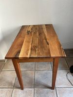 Schöner Küchentisch aus Nussbaumholz