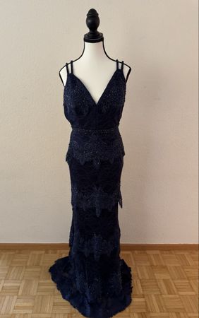 Abendkleid dunkelblau mit Spitze und Perlen besetzt
