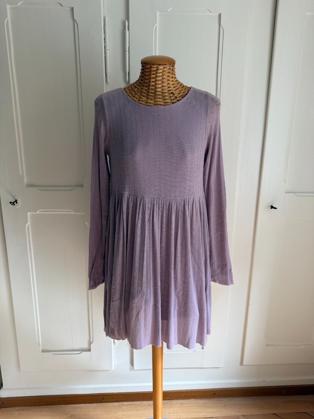 Vestiti: KIMCHI BLUE - Feinstrickkleid flieder S – Usato da Zürich venduto da Diazaio
