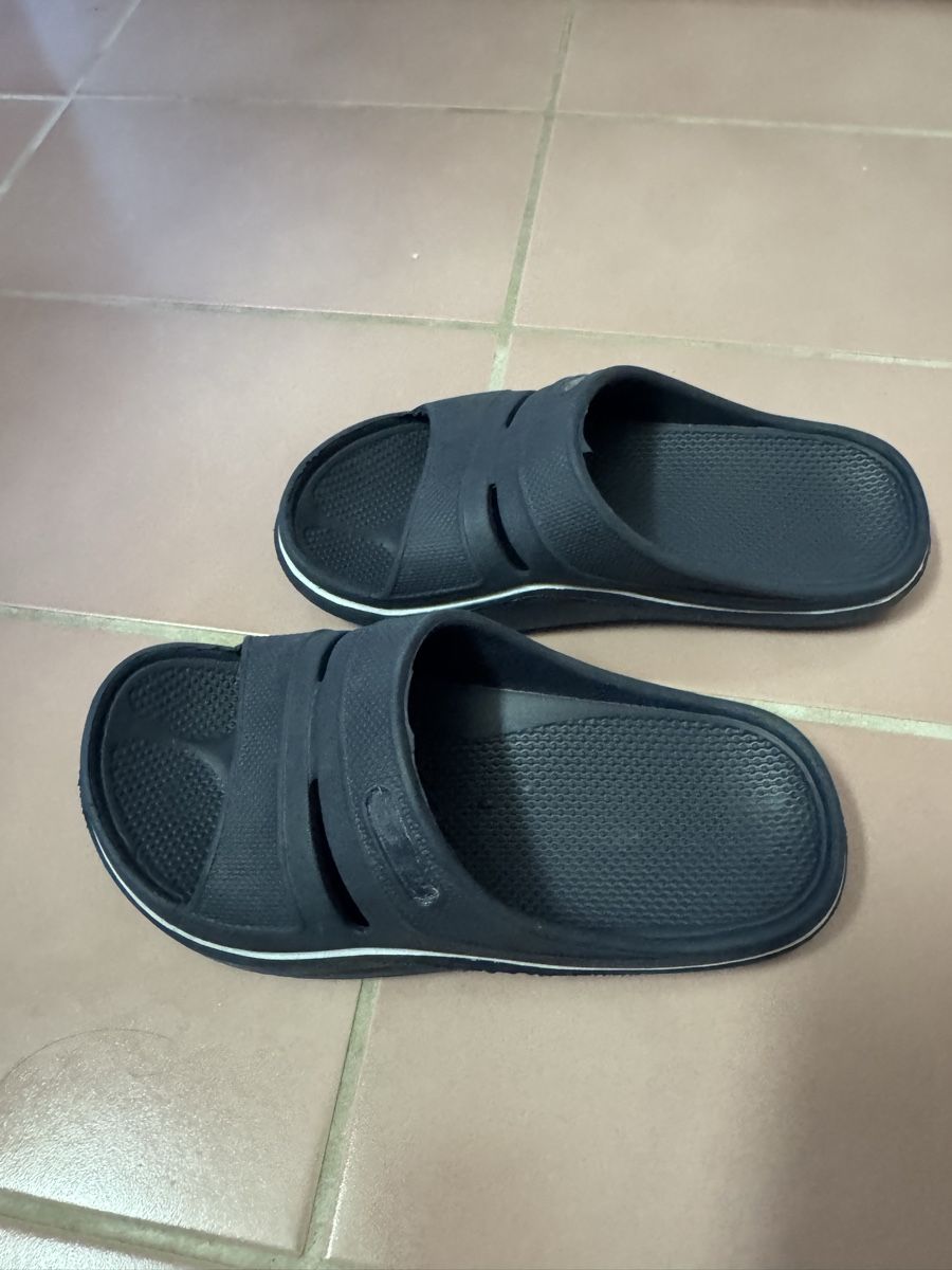 Schuhe für Jungen: Kinder Hausschuhe/Badelatschen 29–30 – Gebraucht aus Uetikon am See von Ala888 2