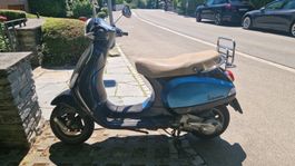 Vespa Roller dunkelblau/hellblau 125ccm