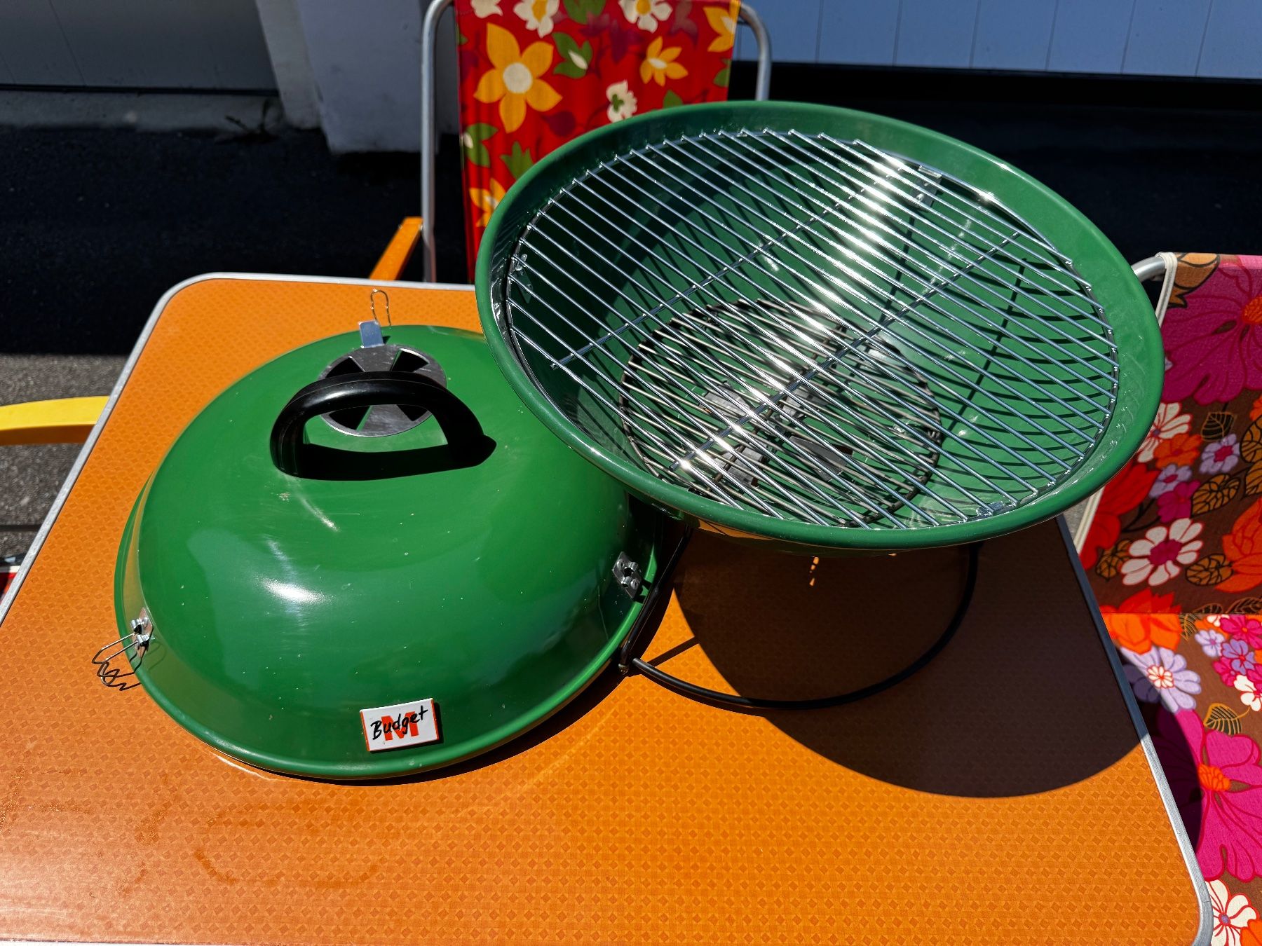Set di tavolo e panche: RETRO Campingtisch und Klappstühle mit Grill – Usato da Lyss venduto da bue_mx2c 7