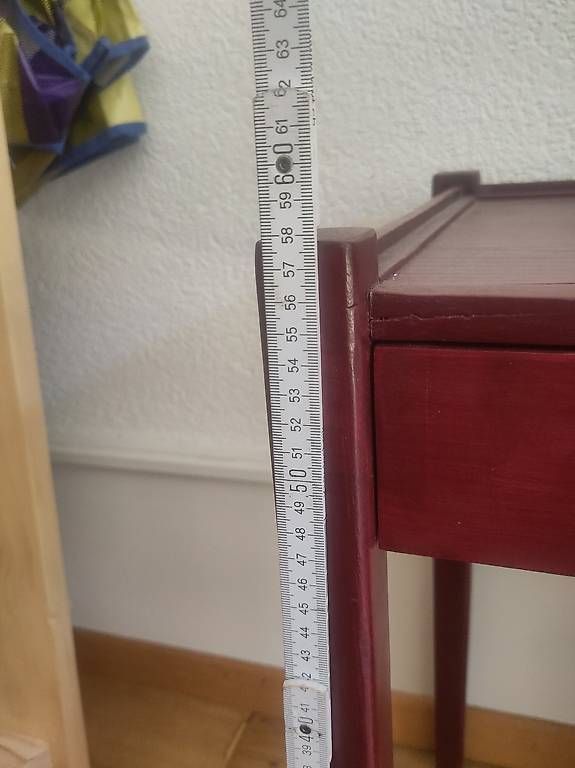 Tavoli: Vintage Beistelltisch Holz rot – Usato da Bern venduto da Lyner 4