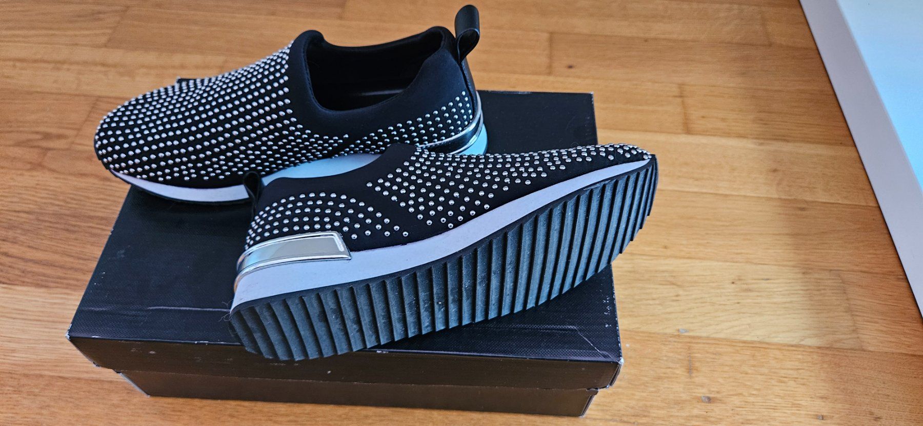 DKNY Scarpe da donna: Sneaker von DKNY Gr. 37 Schwarz, Weiss, Silber – Usato da Zweidlen venduto da Shubli 2