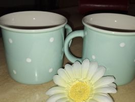 KAFFEEBECHER MIT HENKEL IM SÜSSEN PUNKTE LOOK GRÜN WEISS