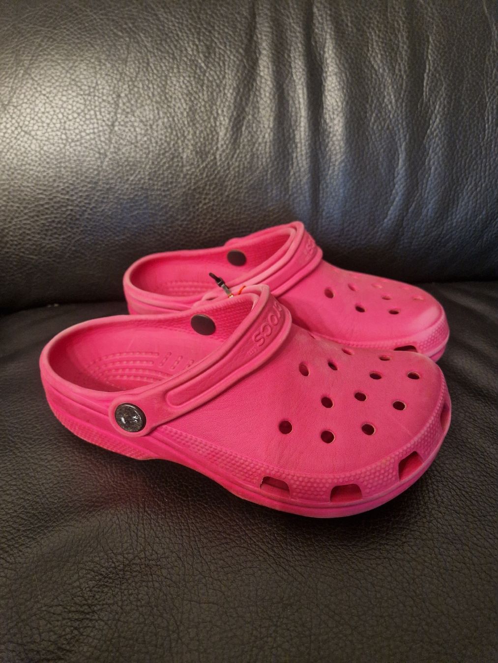 Crocs Schuhe für Jungen: Crocs roses enfant, taille 33 - 34 – Gebraucht aus Penthaz von Sosotroc
