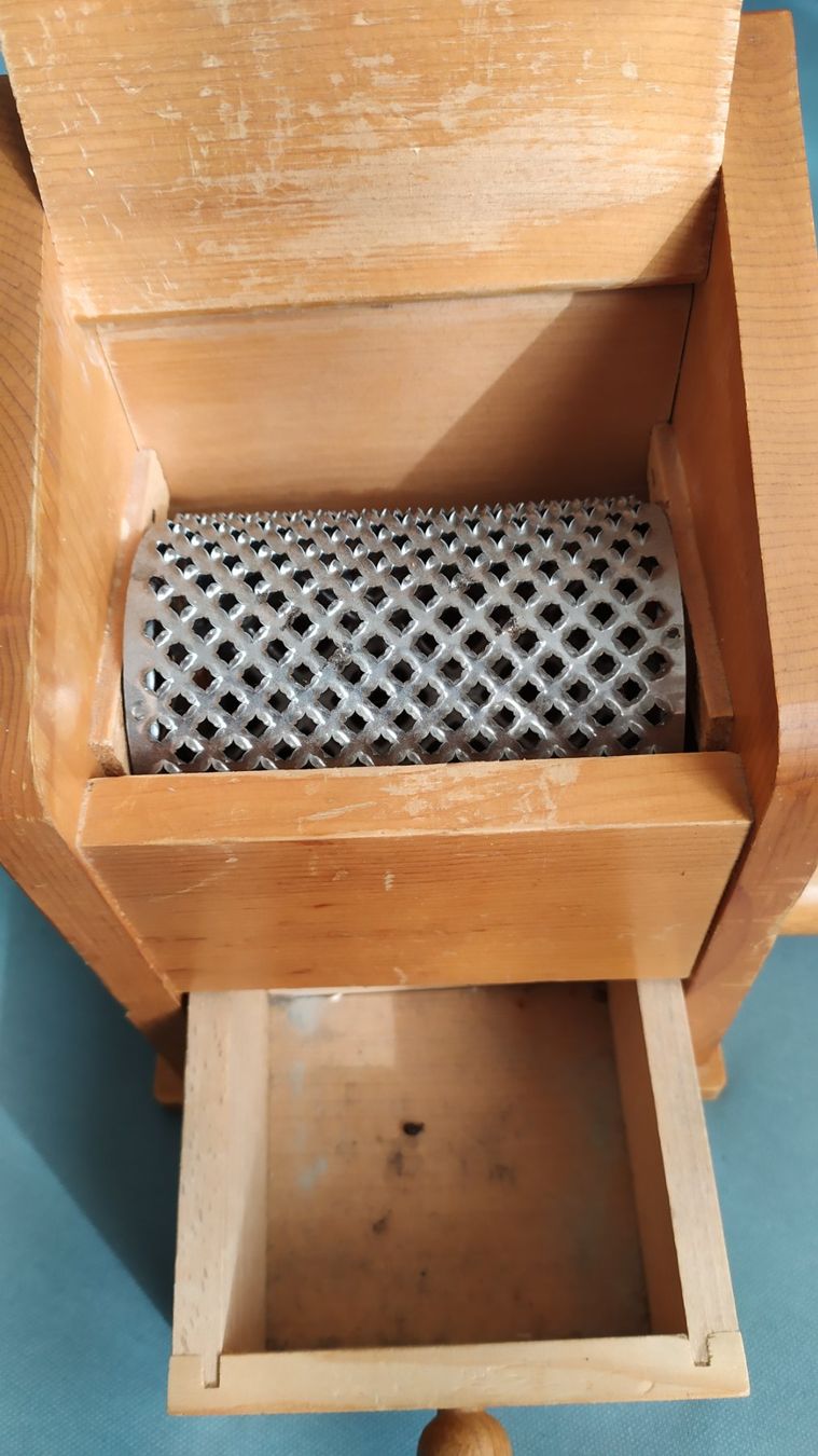 Elettrodomestici da cucina: Alte Käseraffel aus Holz – Usato da Chezard St-Martin venduto da Loucail 5