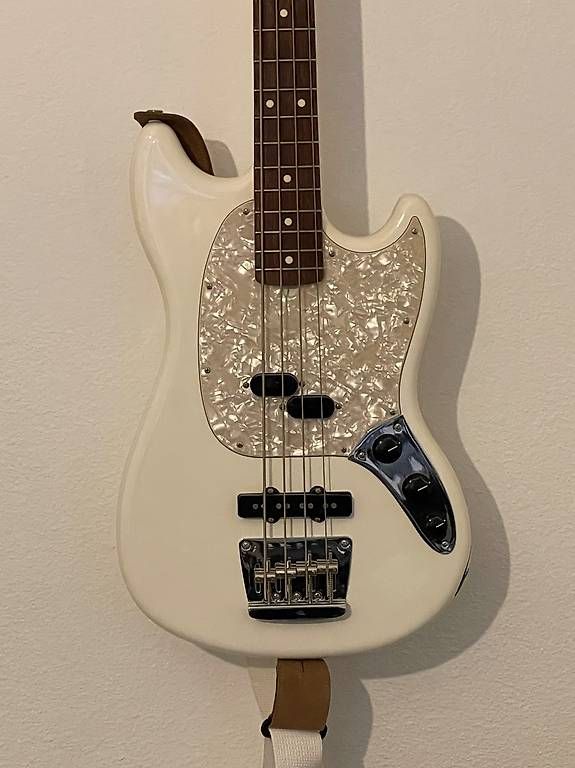 Fender Musikinstrumente: Fender American Performer Mustang Bass – Gebraucht aus Zürich von Ja-Comet