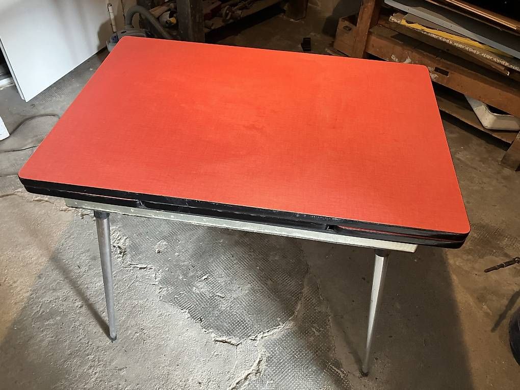Tables: Table en Formica  – D'occasion à Cully par blondelf