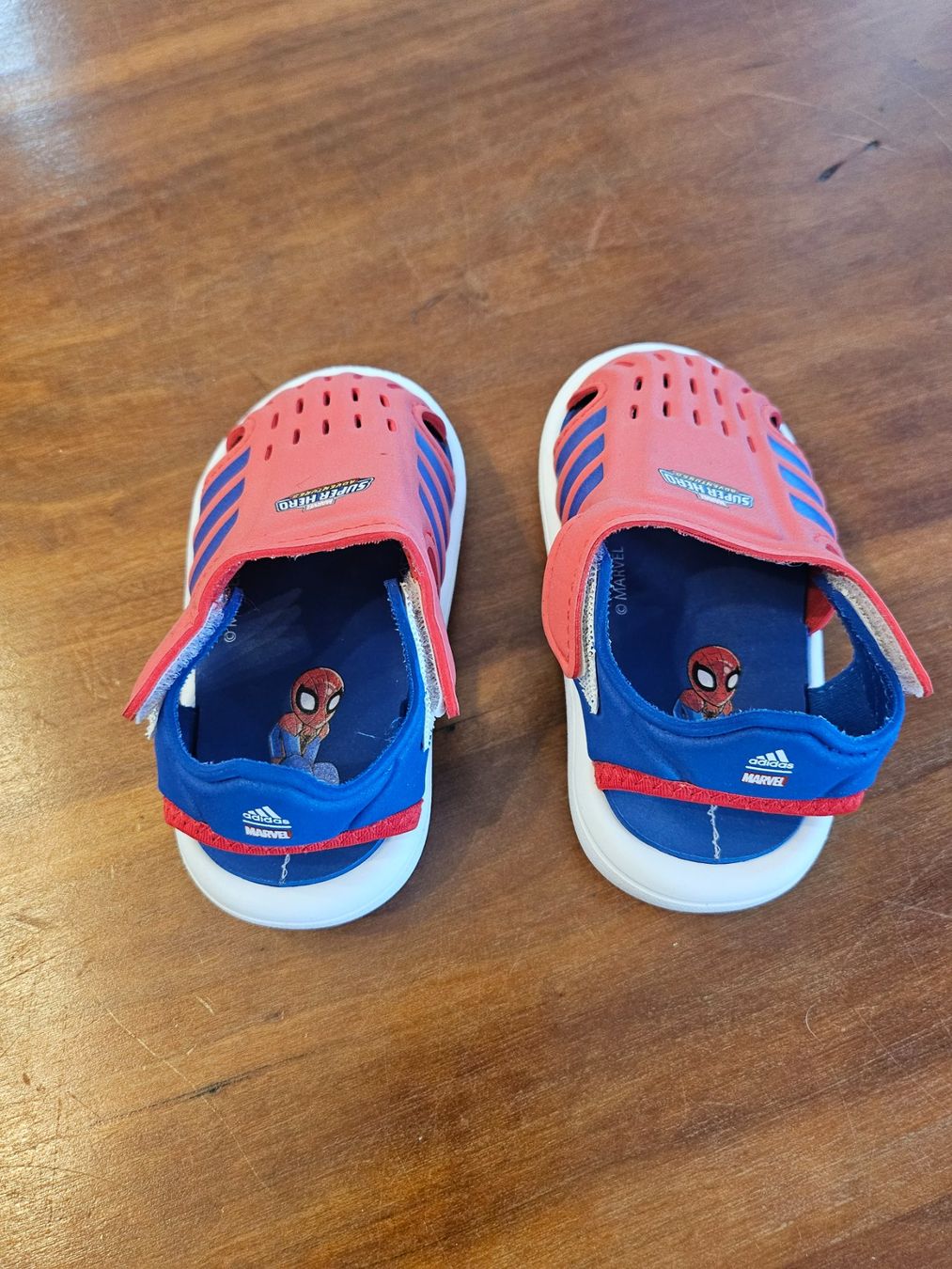 Adidas Scarpe per ragazzi: Adidas Bade Schuh Marvel Grösse 20 – Usato da Baar venduto da Naedels-Kreationen 1