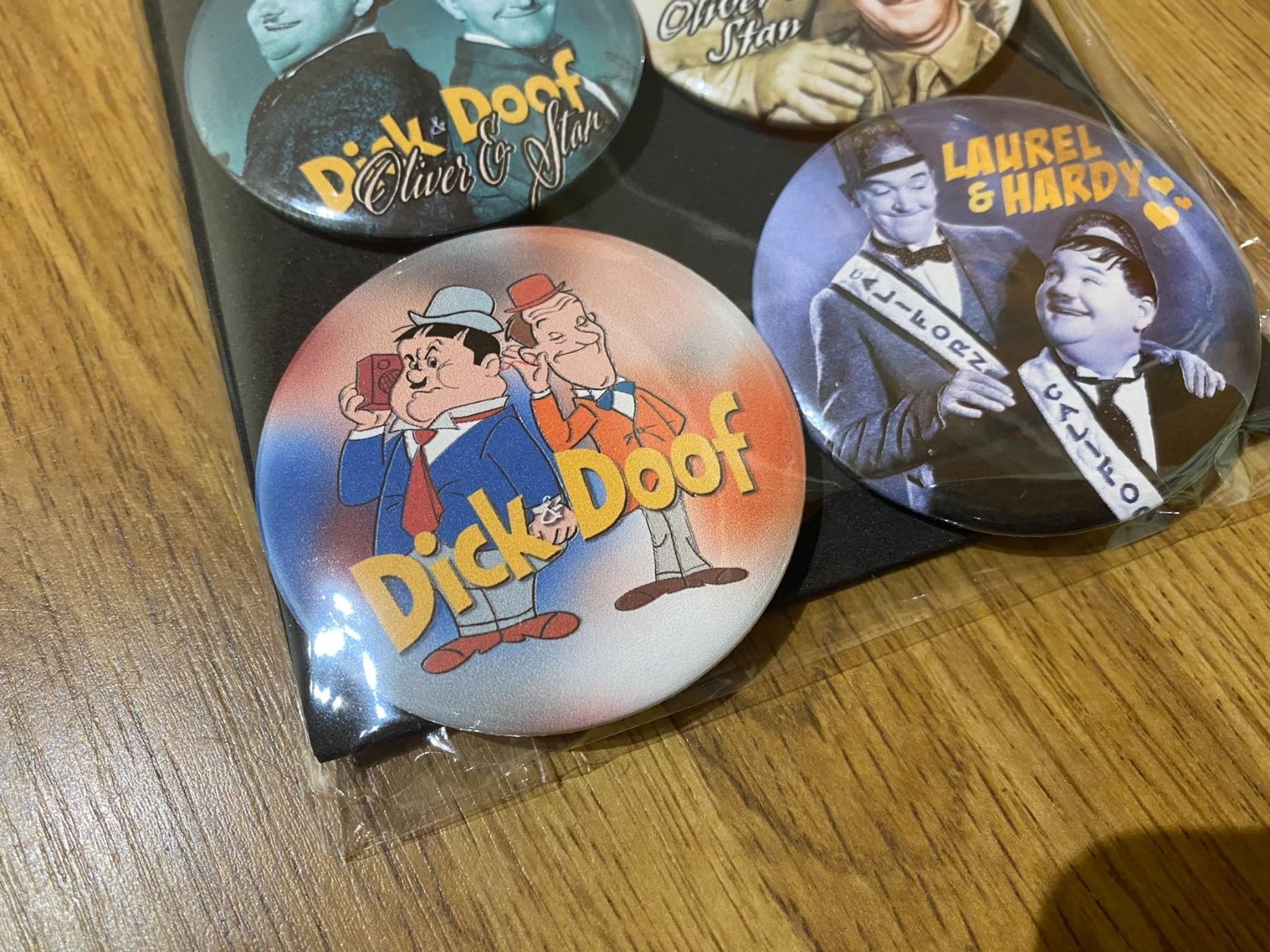 Placchette & Badge: Dick & Doof Ansteck Badges! – Nuovo (secondo la descrizione) da Basel venduto da FatCatPacksTheRatt 1