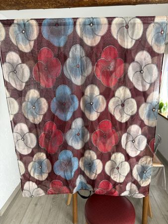 Foulard léger aux motifs floraux colorés, idéal pour le prin