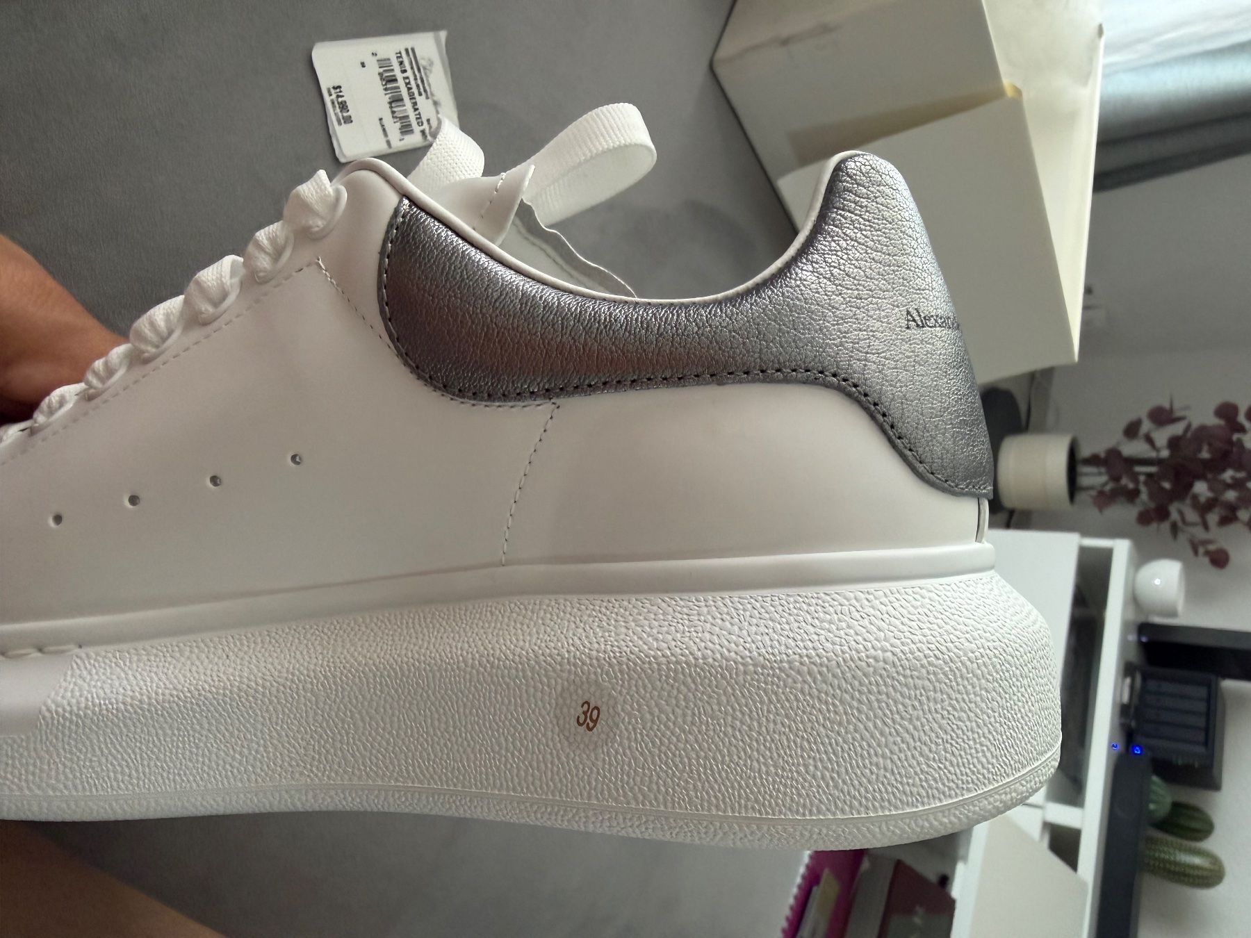 Alexander Mcqueen Scarpe da uomo: Neu Alexander McQueen Oversize Sneaker Weiss/Silber Metallic – Nuovo (secondo la descrizione) da Stetten AG venduto da Liz_2020 2