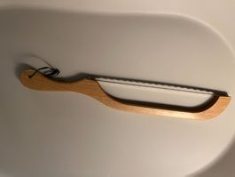 Bogen-Brotmesser mit Holzgriff, Wellenschliff