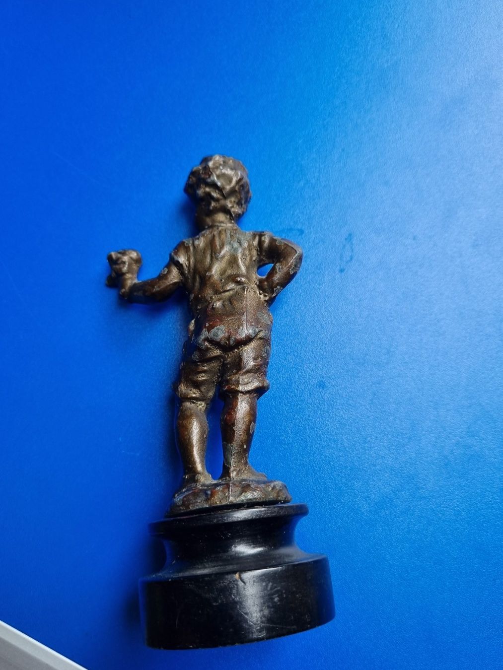 Statuette: Antike Figur Junge mit Blumen – Usato da Schaffhausen venduto da Leveron13 3