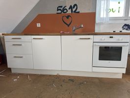 Küchenzeile  mit Spule Herd und Kühlschrank  weiss
